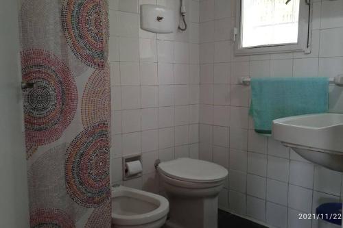 La salle de bains est pourvue de toilettes et d'un lavabo. dans l'établissement Casa en la Rambla, à Colonia del Sacramento