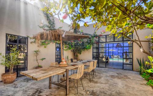 Taman di luar Riad Mon Etoile Piscine Luxe 6 Px