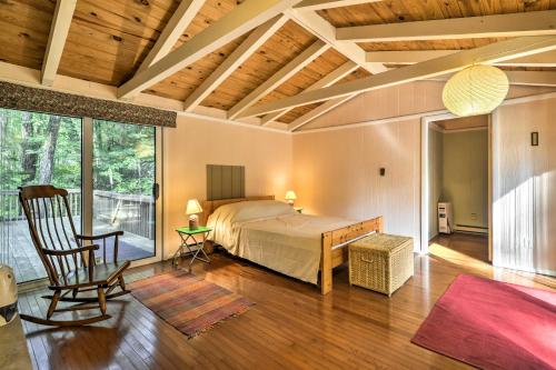 una camera con un letto e una sedia di Secluded Stroudsburg Home with Deck, Grill and Stream! a Stroudsburg