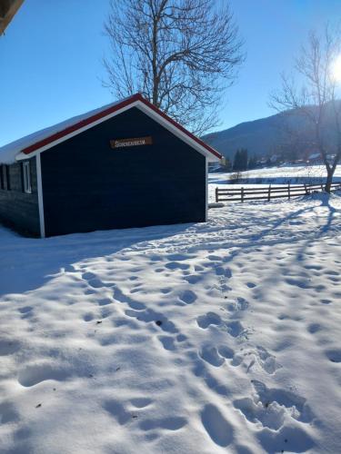 un granero cubierto de nieve con huellas en la nieve en Sonnenheim, 