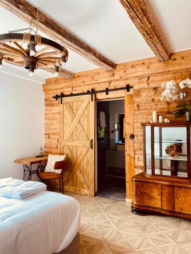 sypialnia z drewnianą ścianą z drzwiami w obiekcie Marzeniówka w mieście Lutowiska