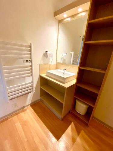 une salle de bain avec un lavabo et un miroir dans l'établissement Duplex rénové - 3 CHAMBRES 8 PERS dernier étage, aux Orres