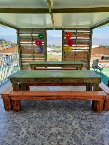 a large wooden bench sitting on a porch at Hospedaje vista hermosa in Quillota