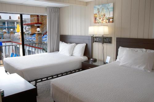 um quarto de hotel com duas camas e uma varanda em Florentine Family Motel em North Wildwood