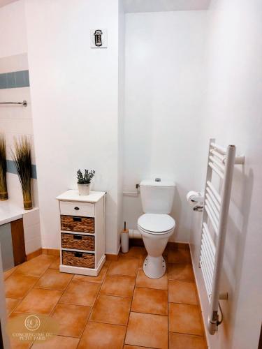 une petite salle de bain avec toilettes et lavabo dans l'établissement Magnifique appartement 2 pièces, à Deauville