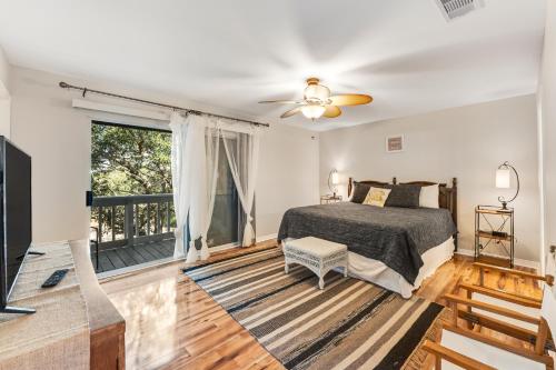 ein Schlafzimmer mit einem Bett und einem Balkon in der Unterkunft Gulf Shores Serenity in Gulf Highlands