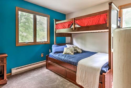 1 dormitorio con 2 literas y paredes azules en Lake Harmony Resort Home with Deck and Fire Pit!, en Lake Harmony