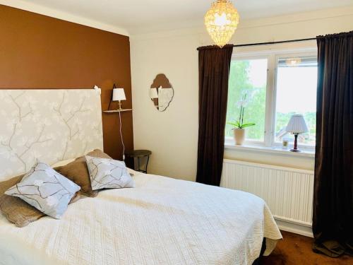 Säng eller sängar i ett rum på Charmig stuga med panoramautsikt över sjön Siljan.
