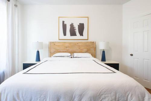En eller flere senge i et værelse på 454-3W PRIME location 2BR Newly Furnished sleeps 5