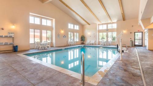 a large swimming pool in a large room with windows at Magnuson Grand Pikes Peak in Manitou Springs