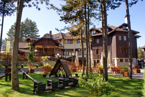 duży dom z drzewami i placem zabaw w obiekcie Hotel Zlatiborska Noc w mieście Užice