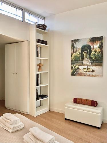 a living room with a couch and a painting on the wall at El Apartamento de Trini en la Alameda in Seville