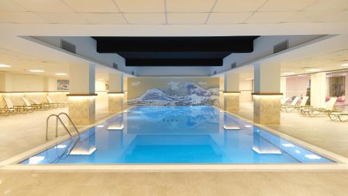 uma piscina no meio de um hall de entrada do hospital em 5 Star Hotel Concept Apartments with Spa and Sport Center em Esenyurt
