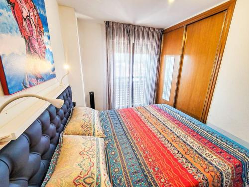 a bedroom with a bed in a room with a window at Piso ideal con WIFI Parking y Desayuno in Murcia