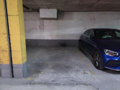 a blue car parked in a parking garage at Piso ideal con WIFI Parking y Desayuno in Murcia