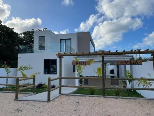 Rich villa is new, stunning and modern