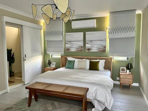 - une chambre avec un grand lit et une table dans l'établissement Rich villa is new, stunning and modern, à Calodyne