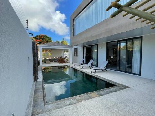 - une piscine dans l'arrière-cour d'une maison dans l'établissement Rich villa is new, stunning and modern, à Calodyne