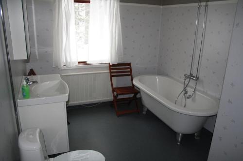 e bagno con vasca, servizi igienici e lavandino. di Nice house with new bathroom, good accessibility 