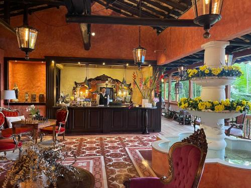 聖奧古斯丁的住宿－Monasterio San Agustín, Colombia，大堂设有带桌椅的酒吧