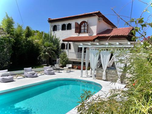 Bazén v ubytování Byblos Mare-The Exclusive Beach Front Villa nebo v jeho okolí