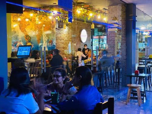 un grupo de personas sentadas en un restaurante en Encantador departamento en Garzota, en Guayaquil