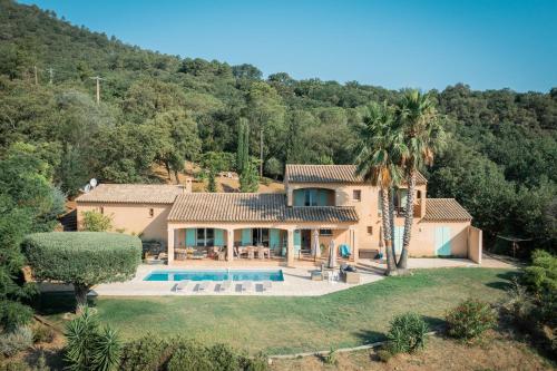 une vue extérieure d'une maison avec piscine dans l'établissement Panoramic View Grimaud, à La Garde-Freinet