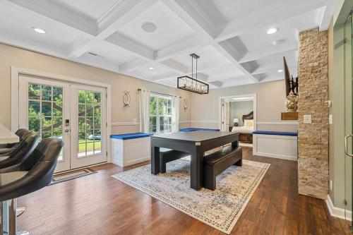 a living room with a black table and chairs at Cozy 2b 2b Spa 2 Steam Saunas Home Theater Gym in Davidson