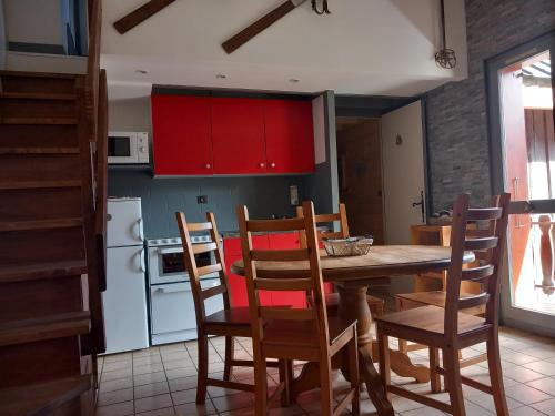 Kuchyň nebo kuchyňský kout v ubytování Chalet Lucie LE CHEVAL NOIR