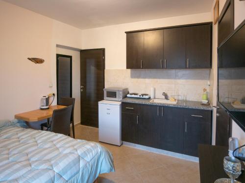 a kitchen with a bed and a kitchen with a sink at Givat Zeev - between Jerusalem and Tel Aviv, 25 minutes from the airport in Giv'at Ze'ev
