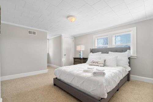 um quarto branco com uma cama grande e almofadas brancas em Cozy 4B Retreat Near Uptown King Beds Sleeps 12 em Charlotte