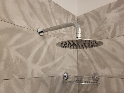 eine Dusche mit Duschkopf in der Unterkunft Rifugio in città in Modena