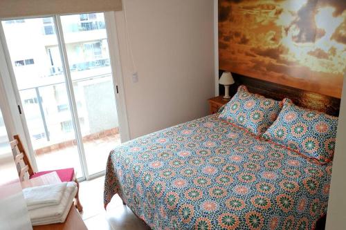 1 dormitorio con cama y ventana grande en Piscis I en Córdoba