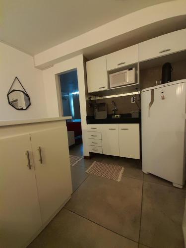 Η κουζίνα ή μικρή κουζίνα στο APÊ 102, 2 QUARTOS, TÉRREO | WI-FI 600MB | RESIDENCIAL JC, um lugar para ficar.