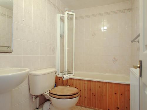 Un baño con inodoro, lavabo y bañera. en 30 Sherborne Lane, en Lyme Regis