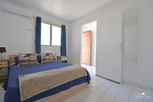 Postel nebo postele na pokoji v ubytování Mady's Retreat 1 bedroom apartment ideally located