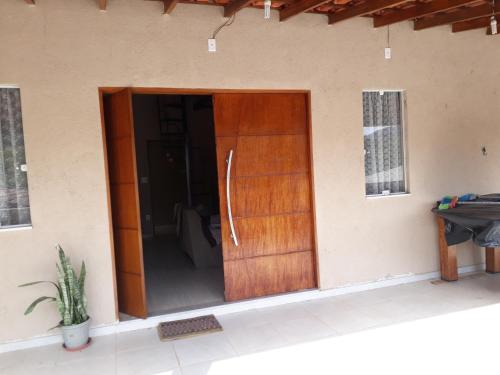a wooden door of a house with at Casa de Campo Serra Negra in Serra Negra