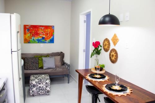 sala de estar con mesa y sofá en Solar da Lorena en Florianópolis