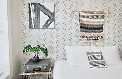 a bedroom with a white bed with a plant on a table at Global Cup Relaxing 1 BR near Lower Greenville Free Parking in Dallas