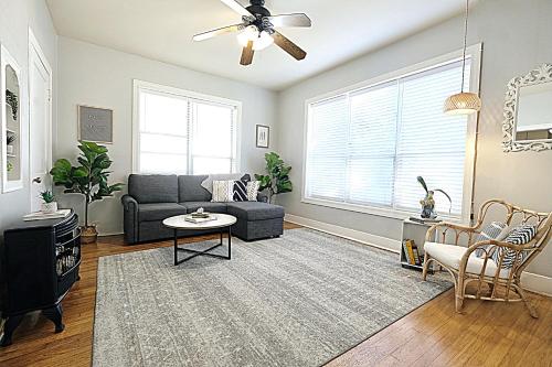 a living room with a couch and a ceiling fan at Global Cup Relaxing 1 BR near Lower Greenville Free Parking in Dallas