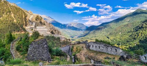 a view of the incan ruins of machu picchu in the mountains at Case vacanze in graziosa borgata alpina in Villaretto