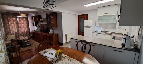 eine Küche mit einem Tisch und eine Küche mit einem Esszimmer in der Unterkunft M&N apartamento Bilbao in Bilbao