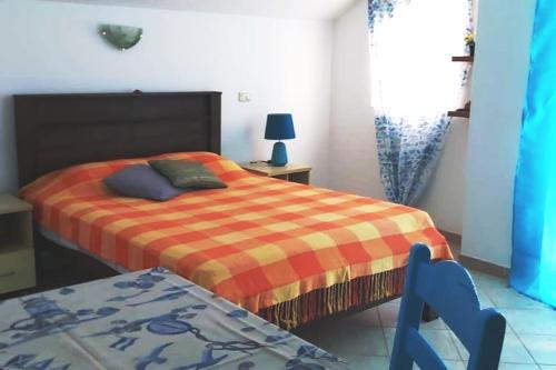1 dormitorio con 1 cama y 1 silla azul en Tres Caravelas Studio Flats, en Santa Maria