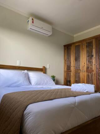 - une chambre avec 2 lits et un radiateur mural dans l'établissement Casa, sítio, aconchegante no Vale dos Vinhedos., à Bento Gonçalves