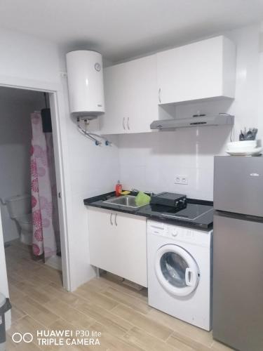 a kitchen with a washing machine and a sink at Apartamento B-2 in Madrid