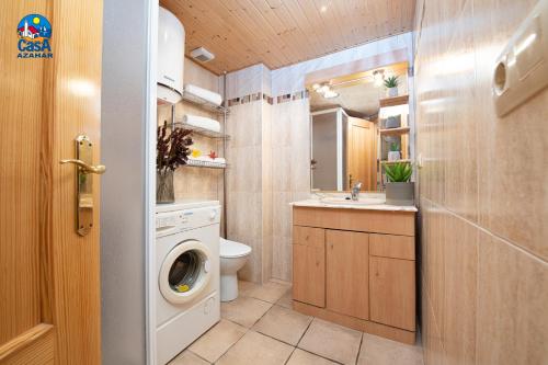 a bathroom with a washing machine and a washer at Apartamentos Marino Casa Azahar in Alcossebre