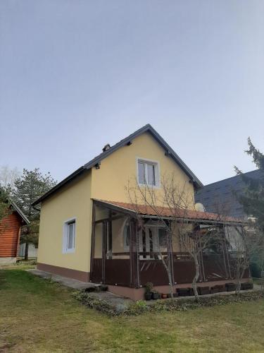 una casa con un porche envolvente en Apartman Marija en Zlatibor