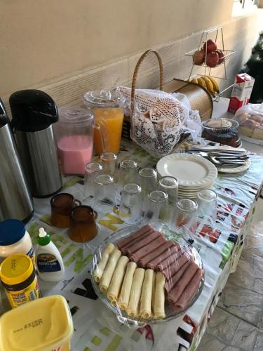 een tafel met veel eten en drinken bij Pousada da Benção in Cachoeira Paulista