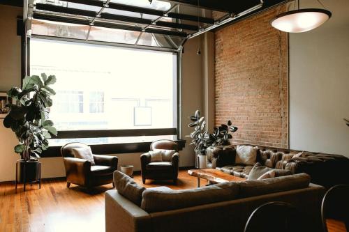 The 511. A Luxury Loft on State St.休息區