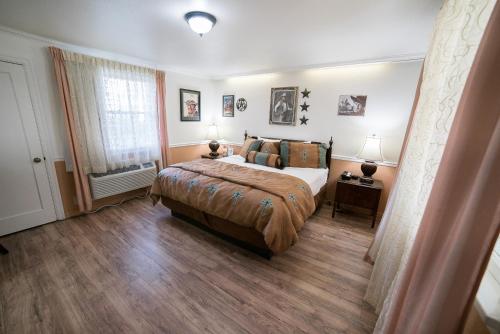 a bedroom with a large bed and a window at Parry Lodge in Kanab